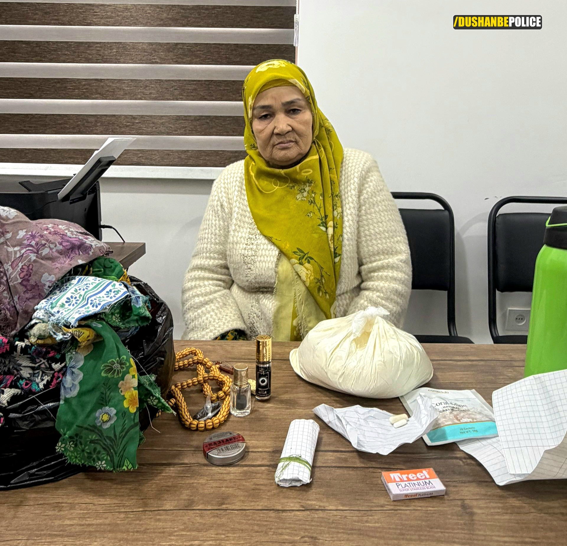 تم احتجاز امرأة تبلغ من العمر 68 عاماً في دوشانبي بتهمة قراءة الطالع.