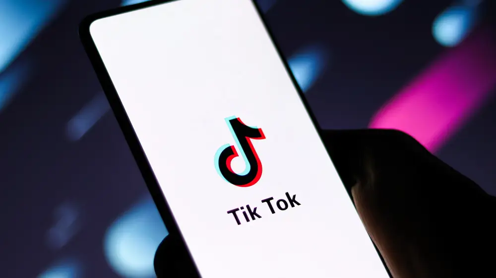 اتهمت المفوضية الأوروبية تطبيق تيك توك بانتهاك قانون الخدمات الرقمية بسبب خصائصه الإدمانية.