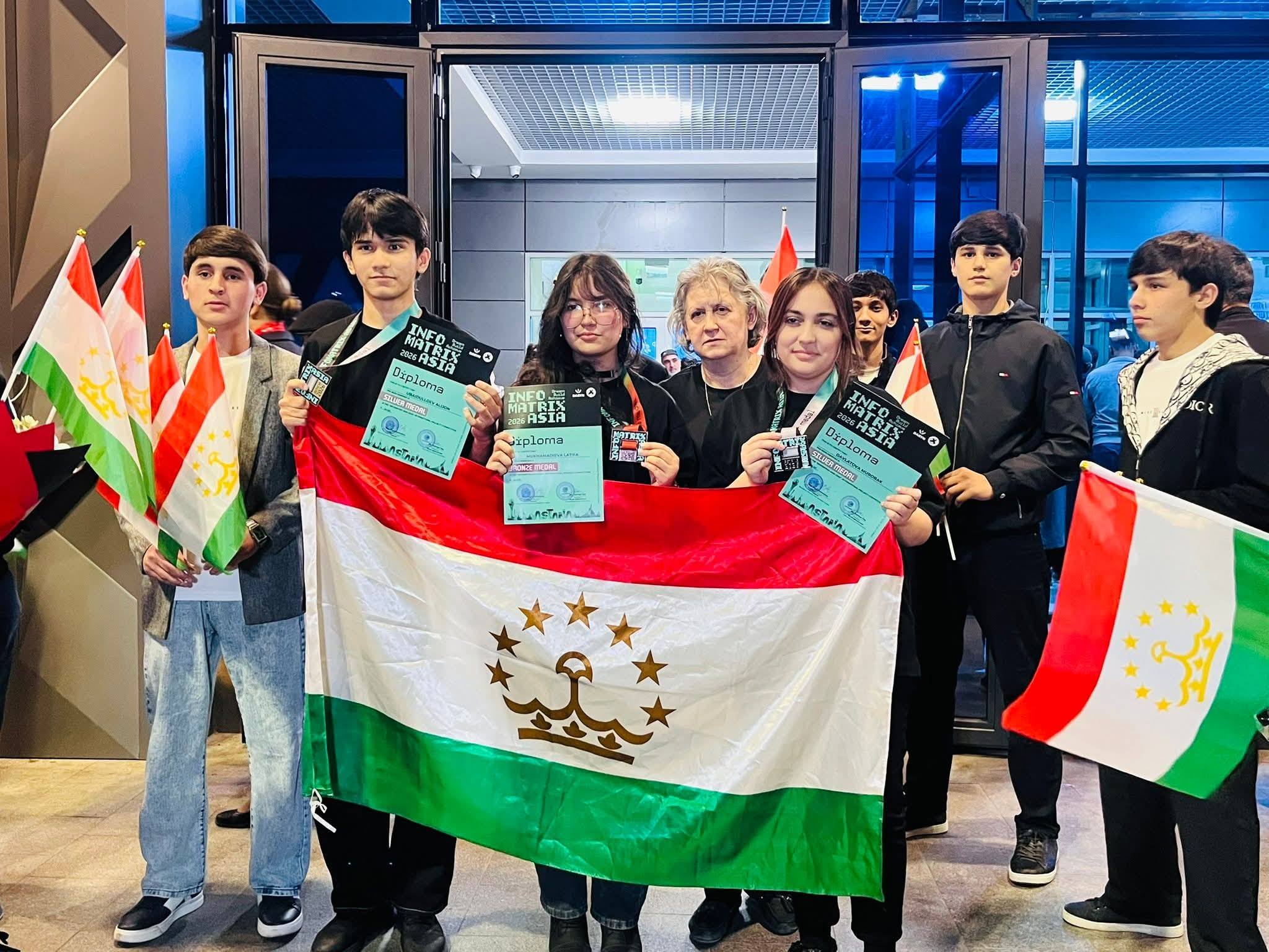 تم استقبال الفائزين الطاجيكيين في مسابقة إنفوماتريكس آسيا 2026 استقبالاً رسمياً في دوشانبي.