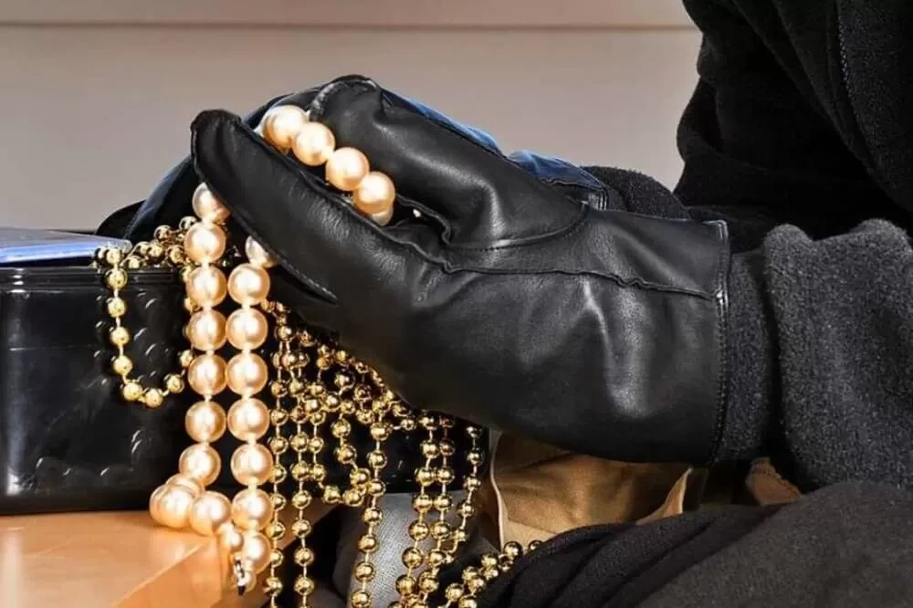 يشتبه في قيام أحد سكان كوشونيون البالغ من العمر 17 عامًا بسرقة مجوهرات في دوشانبي.