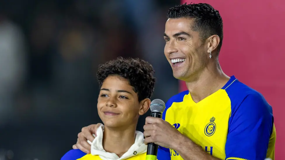 قد يلعب رونالدو مع ابنه في نفس المباراة