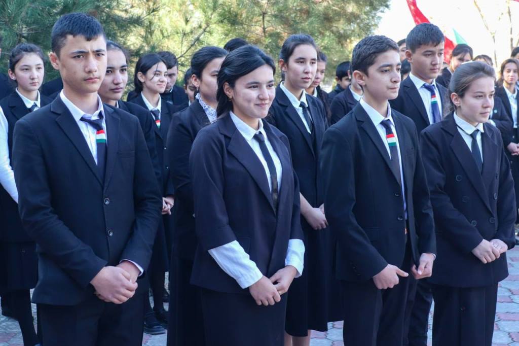 تم إنشاء مقر رئيسي في دوشانبي لمراقبة إنتاج وتوريد الزي المدرسي.