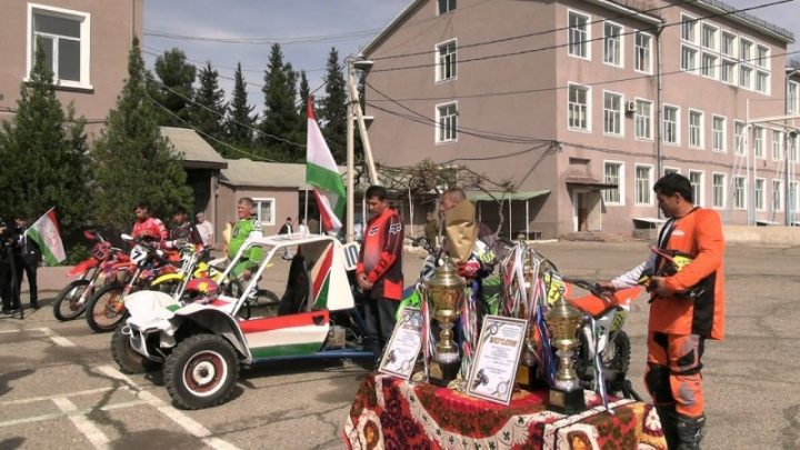 فاز سائقو الدراجات النارية الطاجيكيون بجوائز في رالي طريق الحرير لعام 2026.