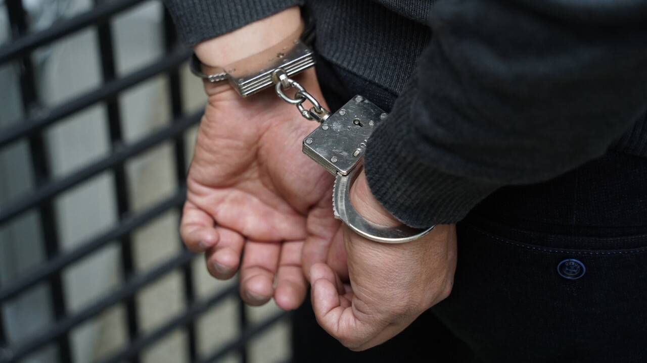 يشتبه في قيام اثنين من سكان وحدات بتجنيد أشخاص إلى كندا بطريقة احتيالية.