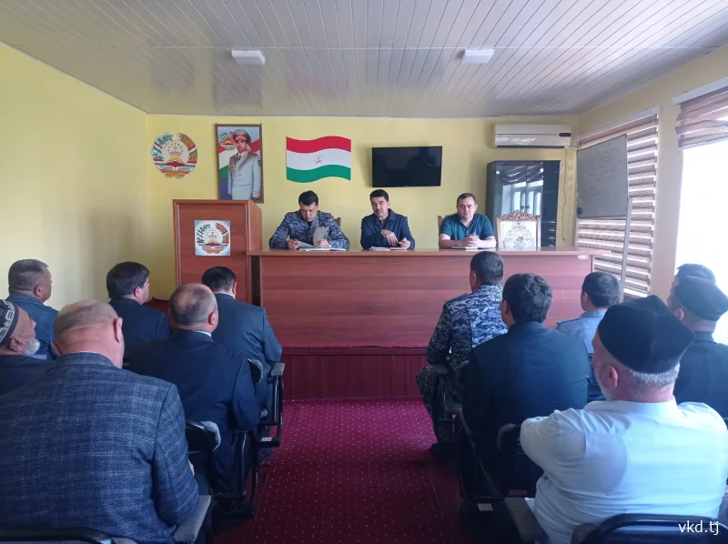تعزز الشرطة والجمهور التعاون في مكافحة الجريمة.