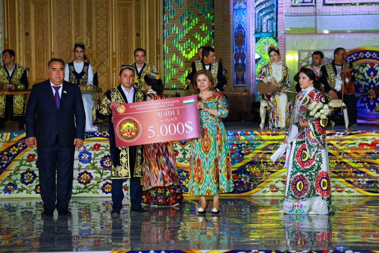 فرقة طاجيكية تفوز بمهرجان شاشمقام في خوجاند.