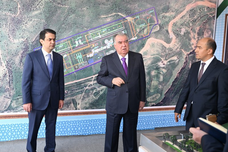 أطلق إمام علي رحمون أعمال بناء مصنعين للأسمنت في فرزوب.