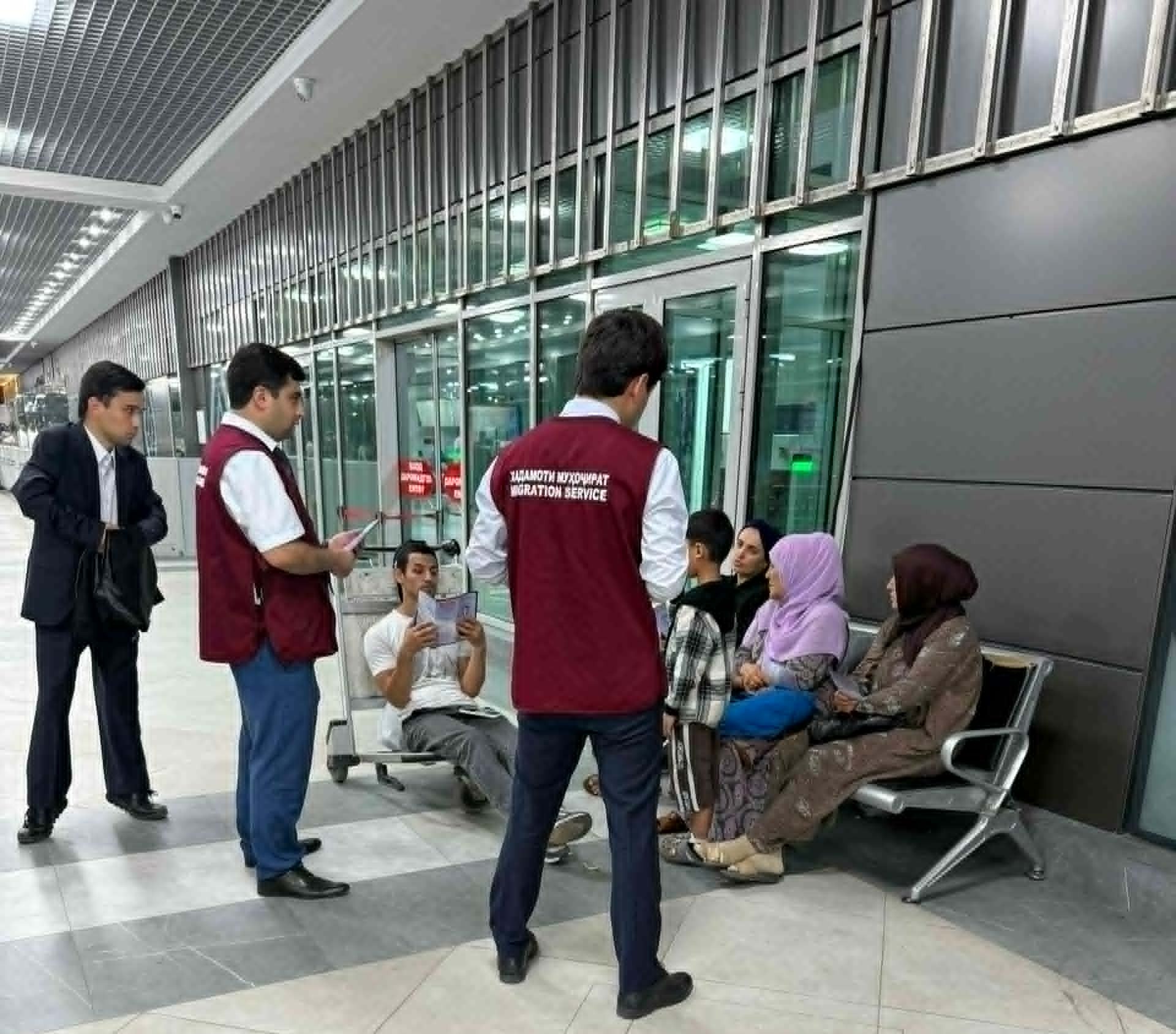 كثفت دائرة الهجرة جهودها للتواصل مع المواطنين المسافرين إلى روسيا في مطار دوشانبي.