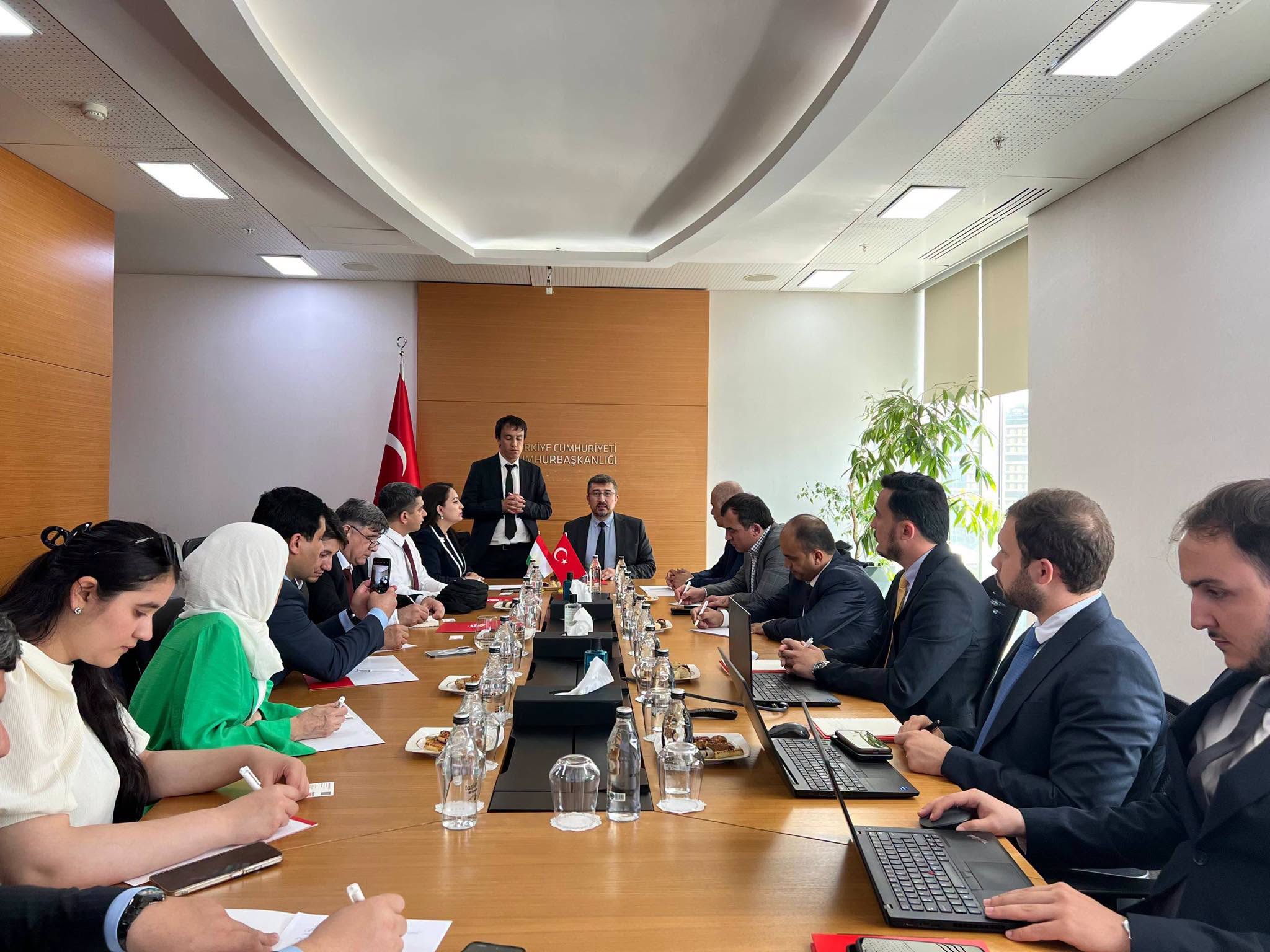 ناقشت طاجيكستان وتركيا تطوير التعاون الاستراتيجي في مجالات الاستثمار والتمويل وأسواق رأس المال.