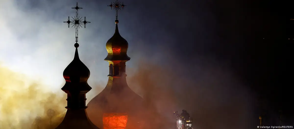 اندلع حريق في دير كييف بيشيرسك لافرا بعد هجوم ليلي في أوكرانيا.
