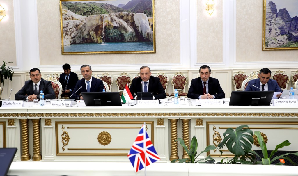 التقى النائب الأول لرئيس وزراء طاجيكستان بالملحق البريطاني المعني بالعقوبات.