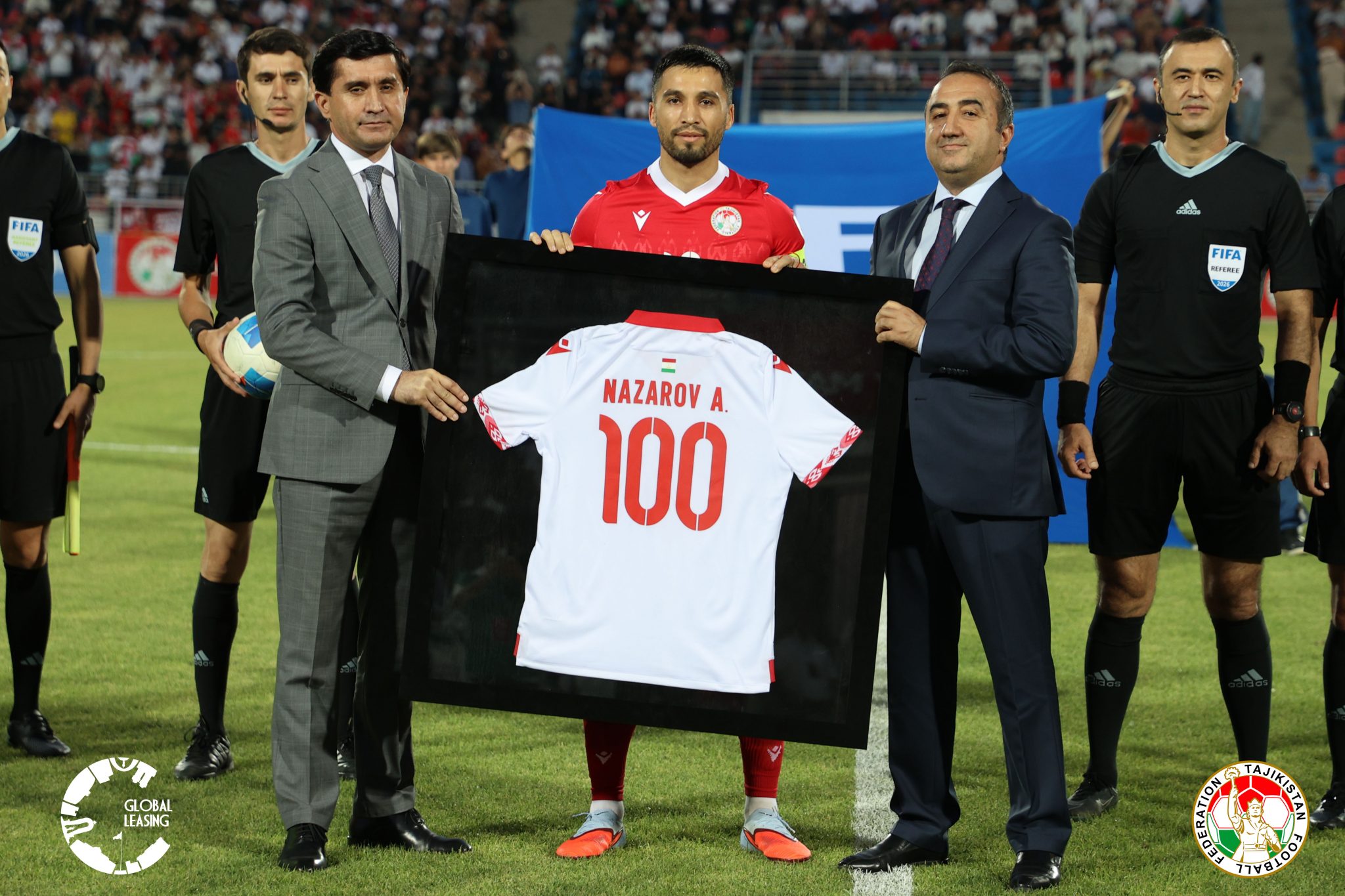 أصبح قائد منتخب طاجيكستان الوطني، أختام نزاروف، أول لاعب يصل إلى 100 مباراة دولية مع المنتخب الوطني.