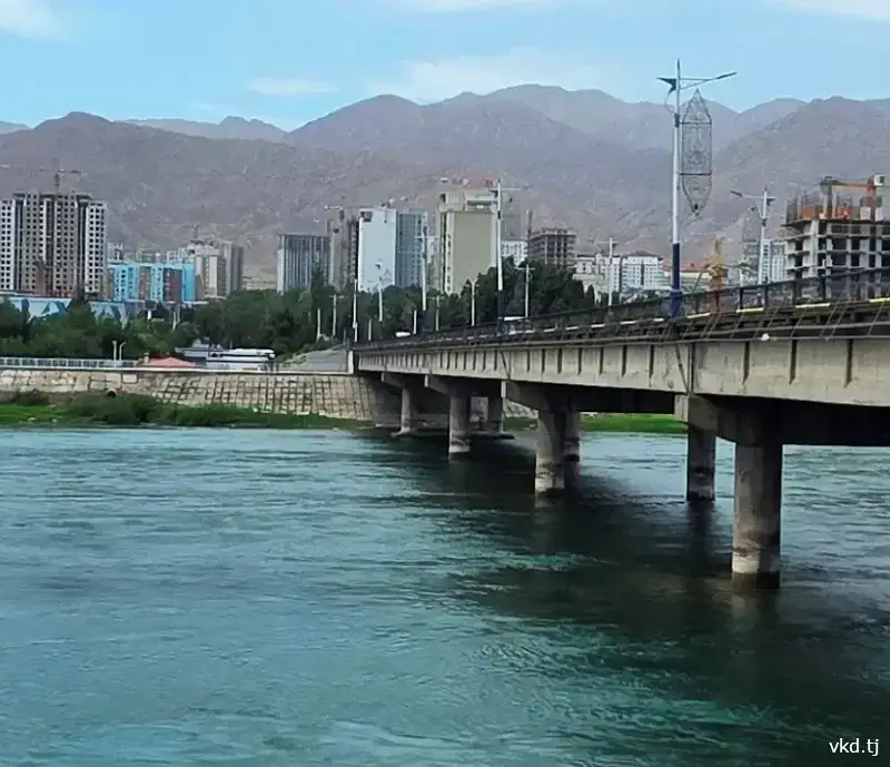 في خوجند، أنقذ ضابط شرطة حياة شابة.
