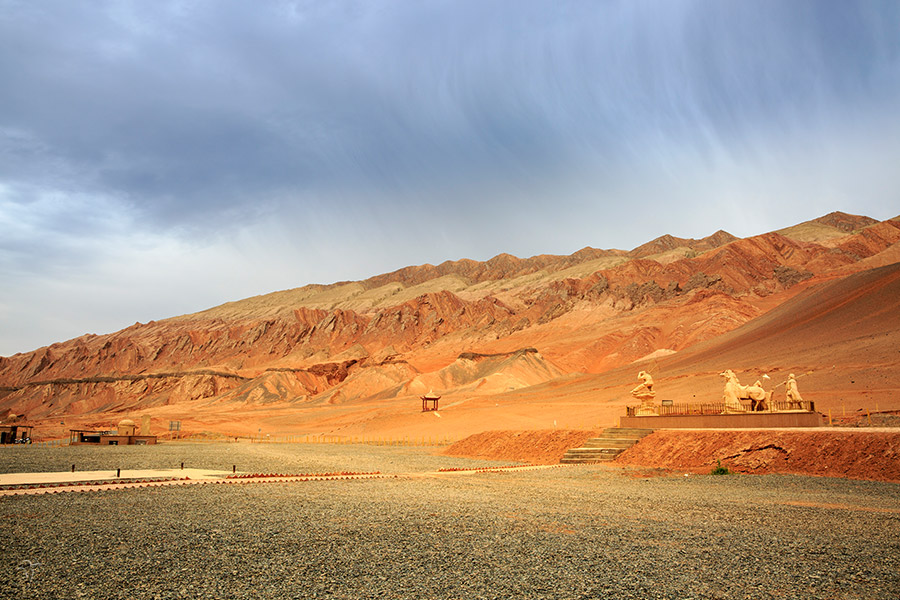 زار صحفيون من طاجيكستان جبال النار الشهيرة في توربان.