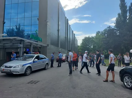 تم تطويق خمسة عشر مبنى إدارياً في بيشكيك بعد تلقي تهديدات بوجود قنابل.