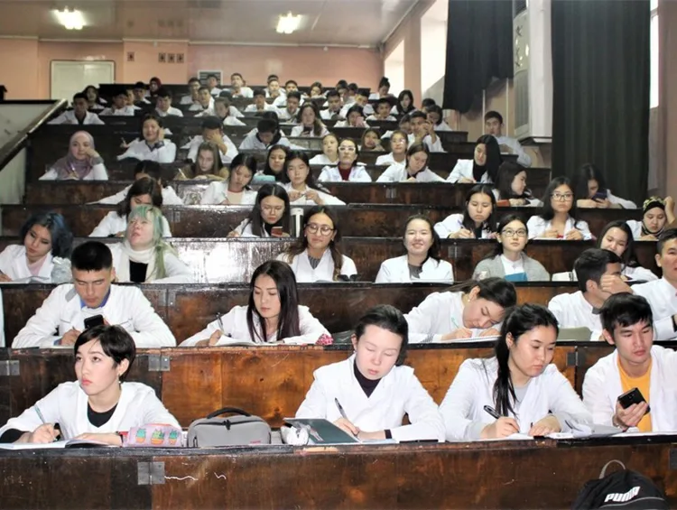 في قيرغيزستان، فقدت 13 جامعة طبية الحق في إصدار الشهادات بعد اعتمادها.