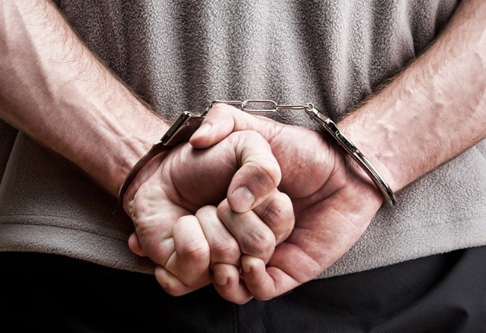 في شهرتوز، يُشتبه في قيام رجل باحتجاز شخص بشكل غير قانوني وإجباره على القيام بأعمال منزلية.