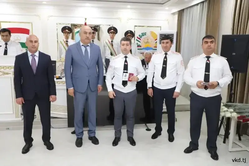 في طاجيكستان، تم تكريم الموظفين وقدامى المحاربين في مفتشية المرور الحكومية.
