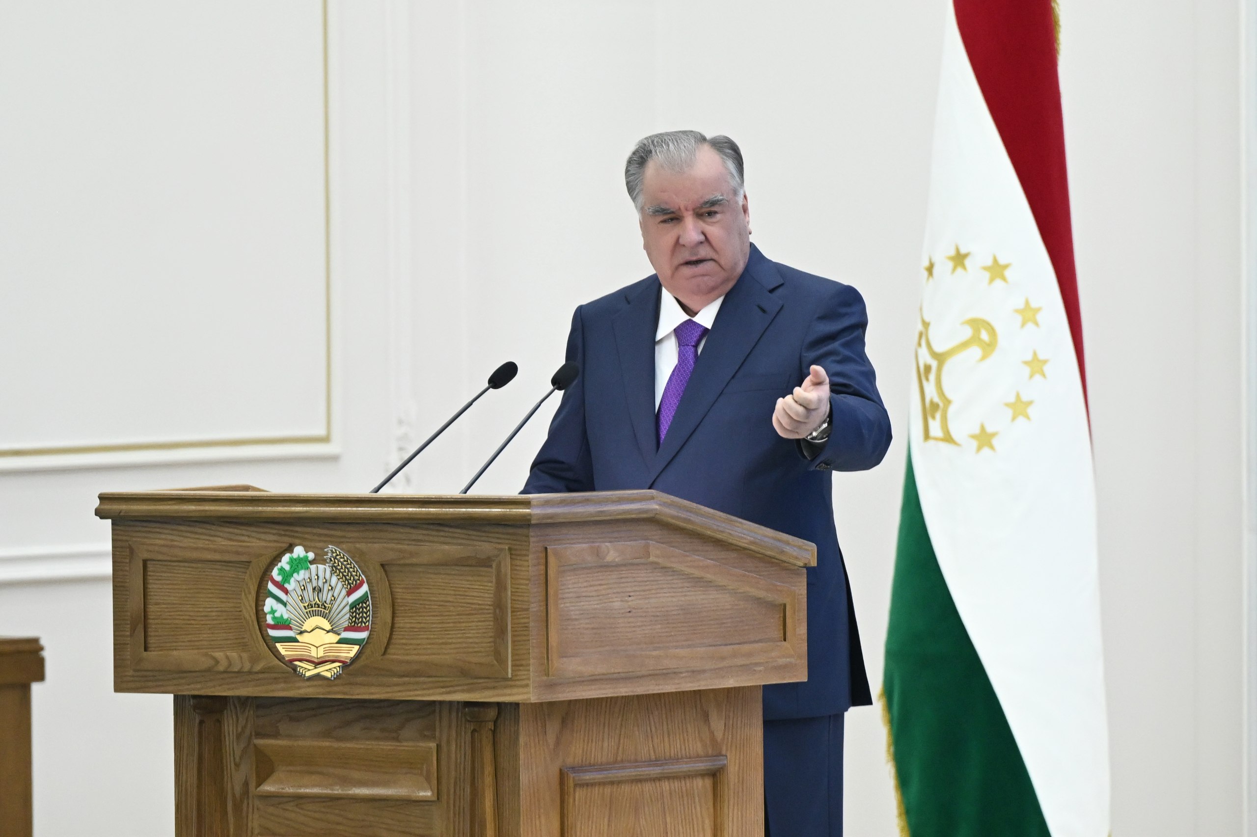 صرح إمام علي رحمون بأن معظم خدمات وزارة العدل لا تزال غير متاحة عبر الإنترنت.