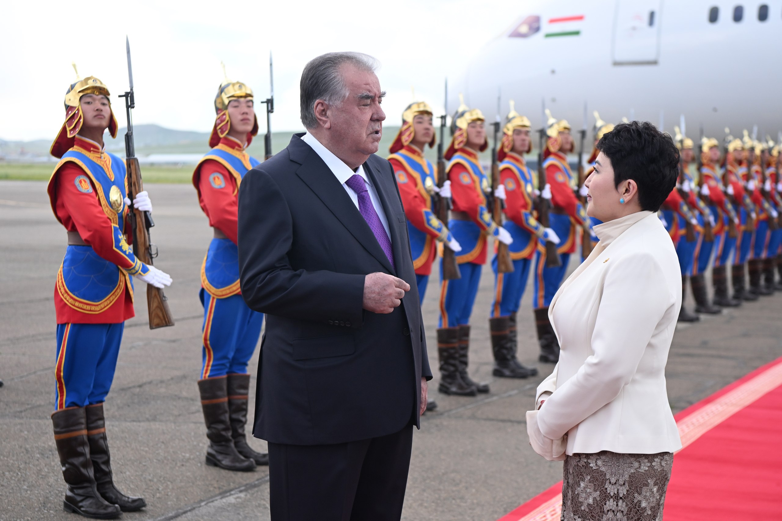وصل إمام علي رحمون إلى منغوليا في زيارة دولة.