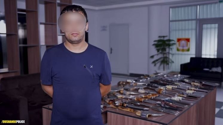 تم اعتقال رجل في دوشانبي لمدة عشرة أيام بعد ضبط 103 أسلحة بيضاء.
